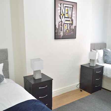 Beautiful Two-Bed Apartment With Driveway Parking Nottingham Esterno foto