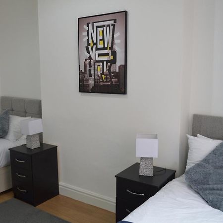 Beautiful Two-Bed Apartment With Driveway Parking Nottingham Esterno foto