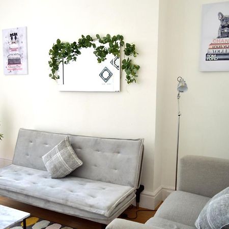 Beautiful Two-Bed Apartment With Driveway Parking Nottingham Esterno foto
