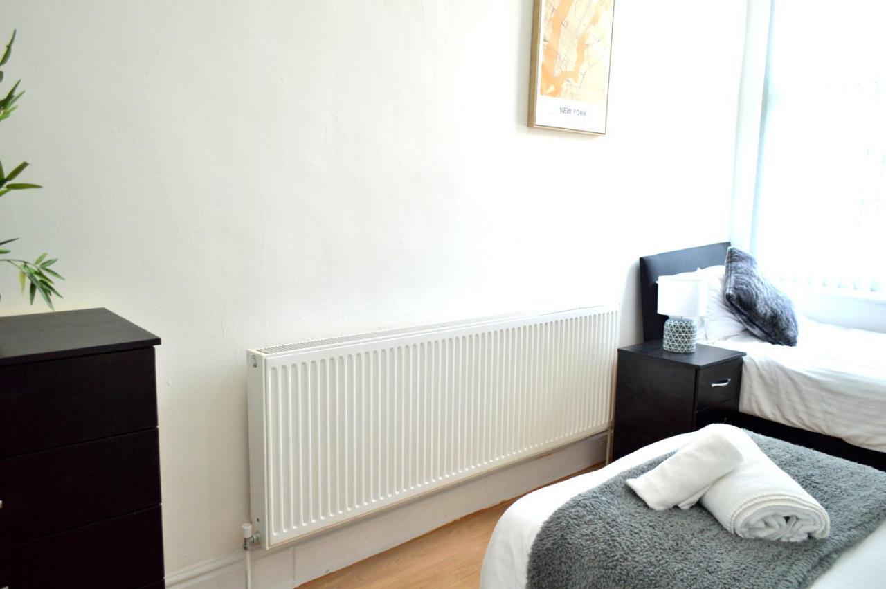 Beautiful Two-Bed Apartment With Driveway Parking Nottingham Esterno foto