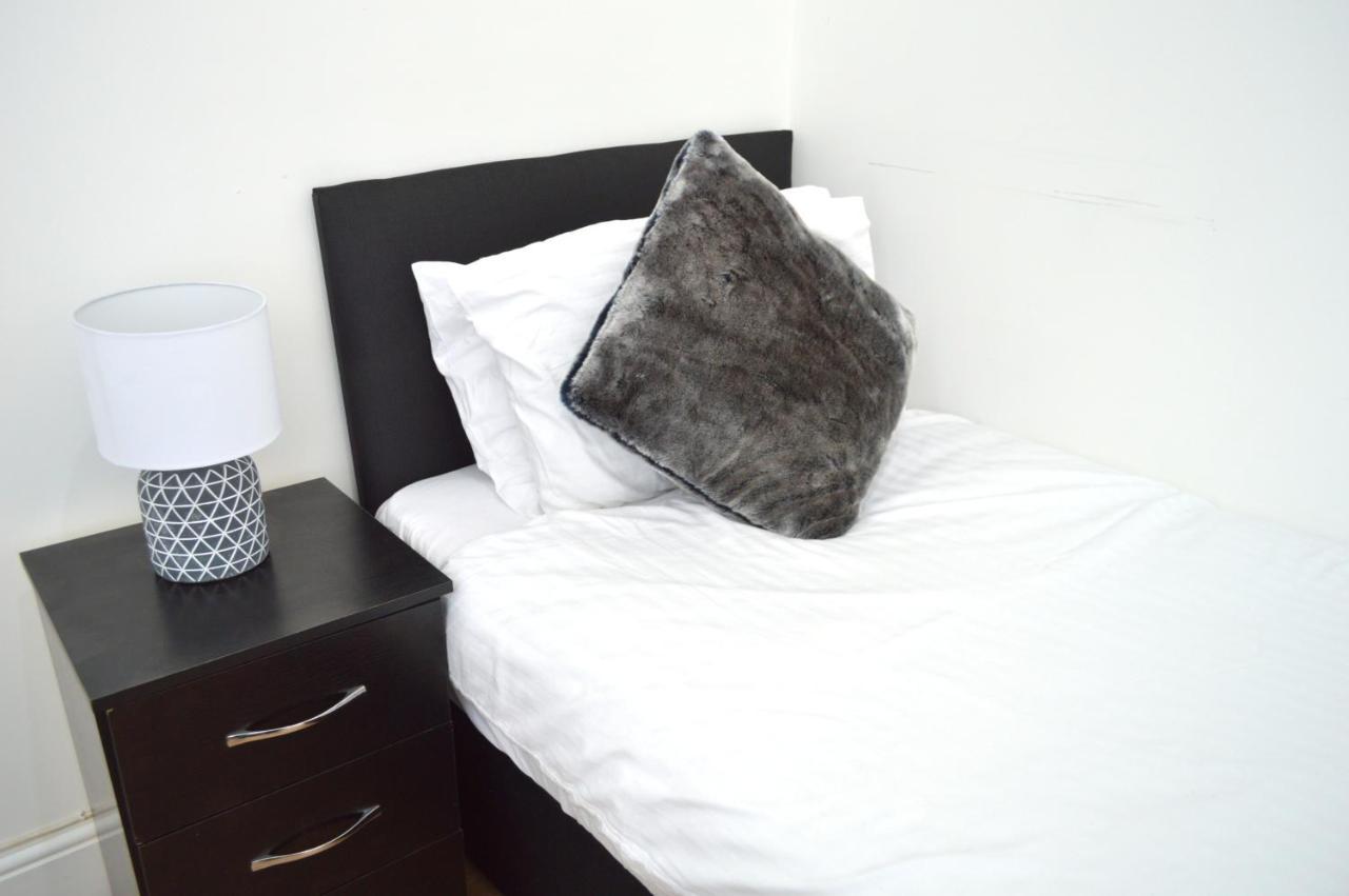 Beautiful Two-Bed Apartment With Driveway Parking Nottingham Esterno foto