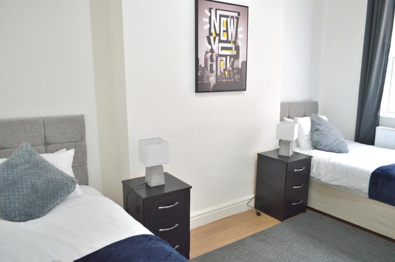 Beautiful Two-Bed Apartment With Driveway Parking Nottingham Esterno foto