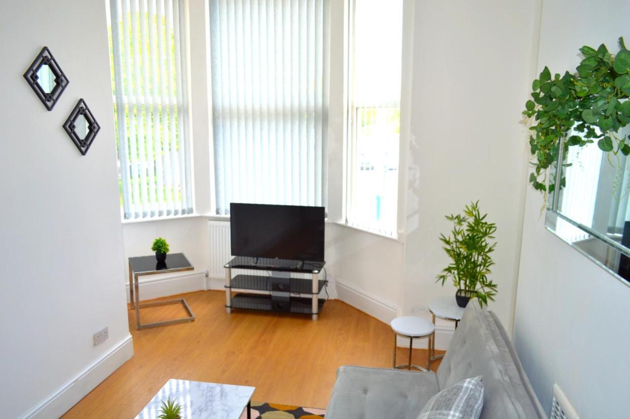 Beautiful Two-Bed Apartment With Driveway Parking Nottingham Esterno foto