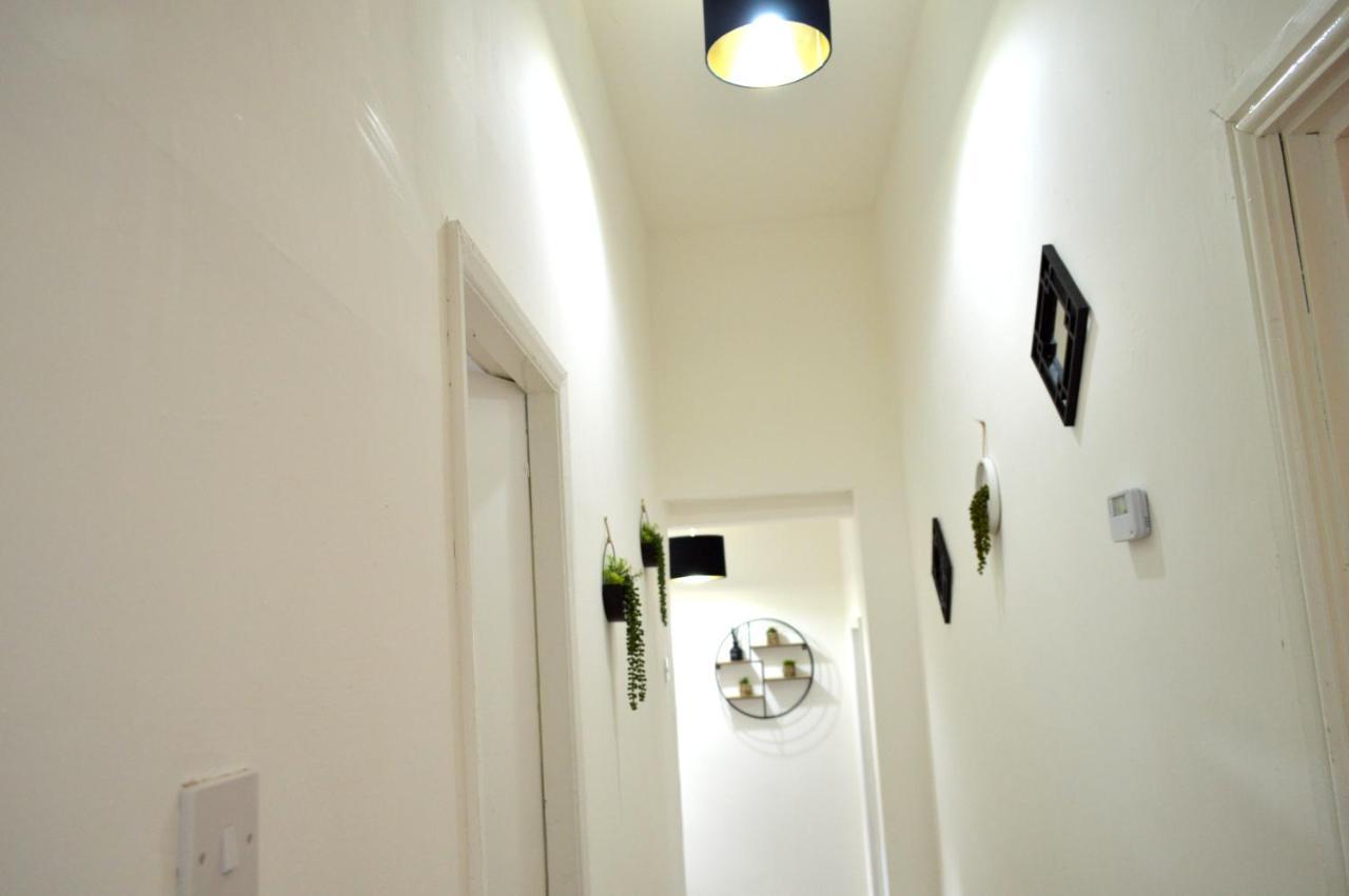 Beautiful Two-Bed Apartment With Driveway Parking Nottingham Esterno foto