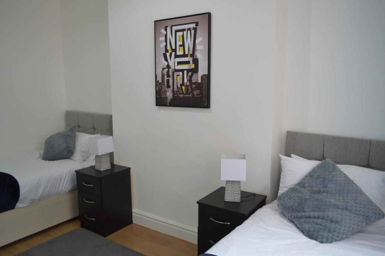 Beautiful Two-Bed Apartment With Driveway Parking Nottingham Esterno foto