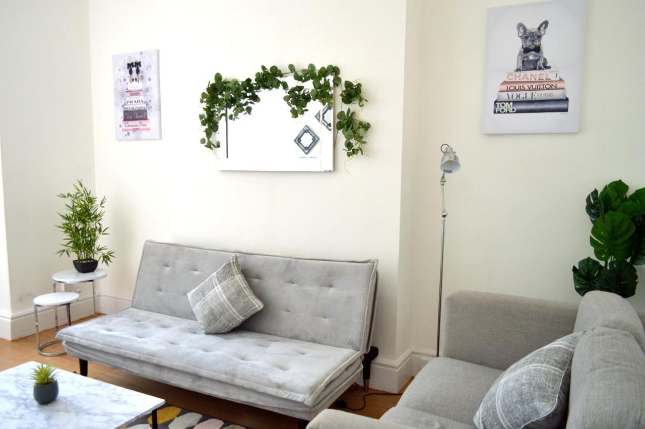 Beautiful Two-Bed Apartment With Driveway Parking Nottingham Esterno foto