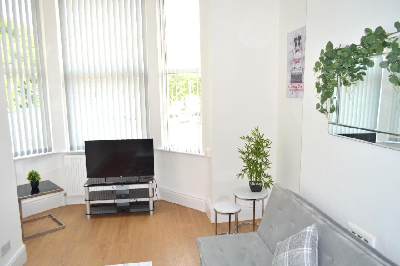 Beautiful Two-Bed Apartment With Driveway Parking Nottingham Esterno foto