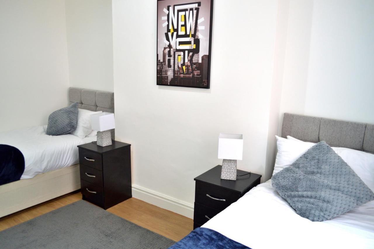 Beautiful Two-Bed Apartment With Driveway Parking Nottingham Esterno foto
