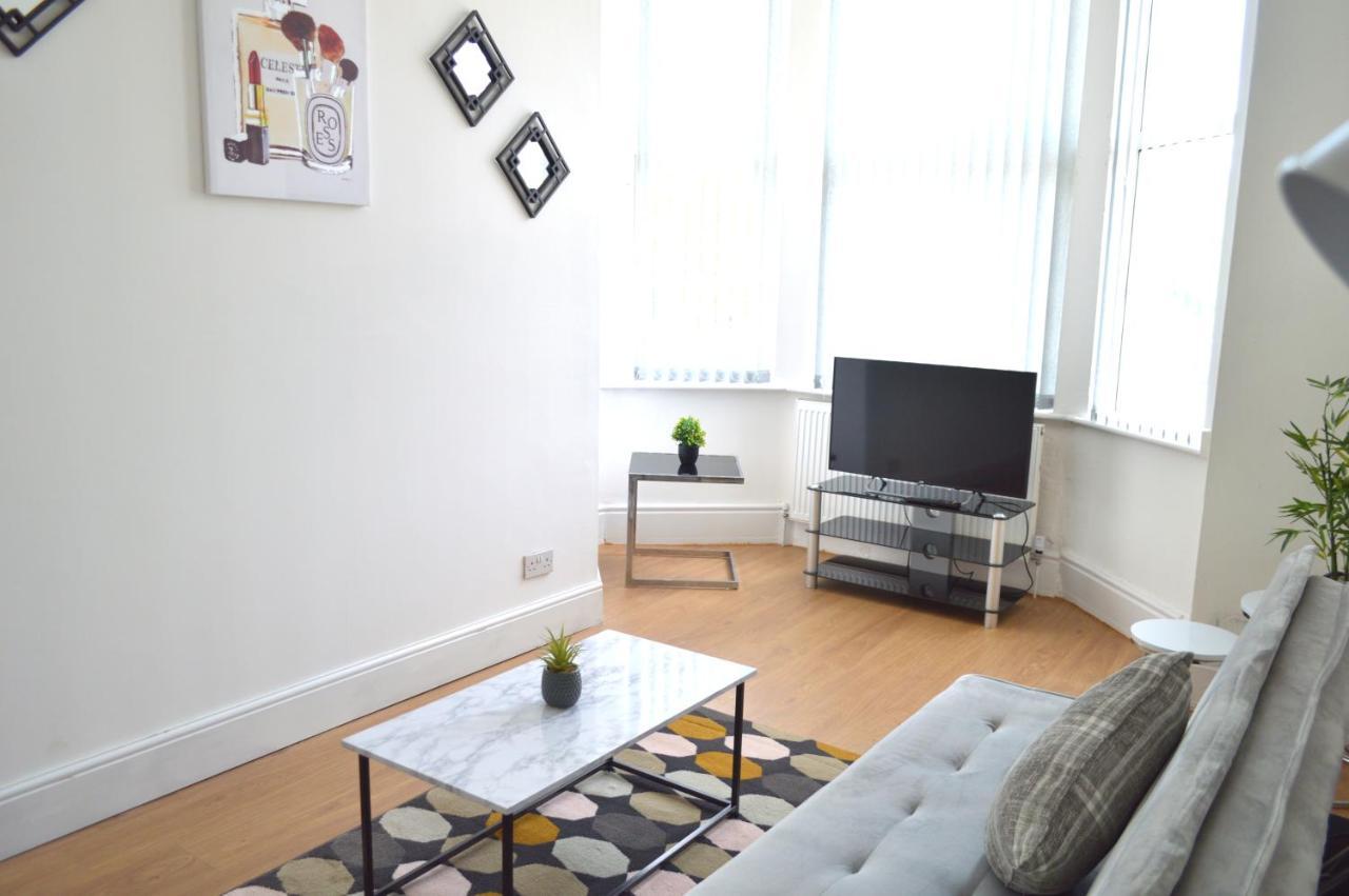 Beautiful Two-Bed Apartment With Driveway Parking Nottingham Esterno foto