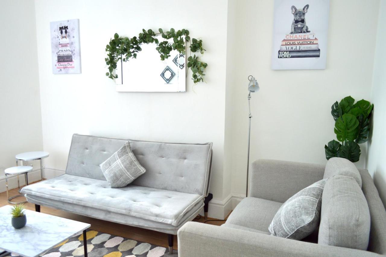 Beautiful Two-Bed Apartment With Driveway Parking Nottingham Esterno foto