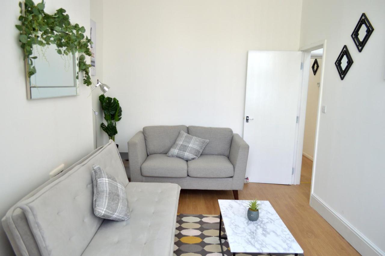 Beautiful Two-Bed Apartment With Driveway Parking Nottingham Esterno foto