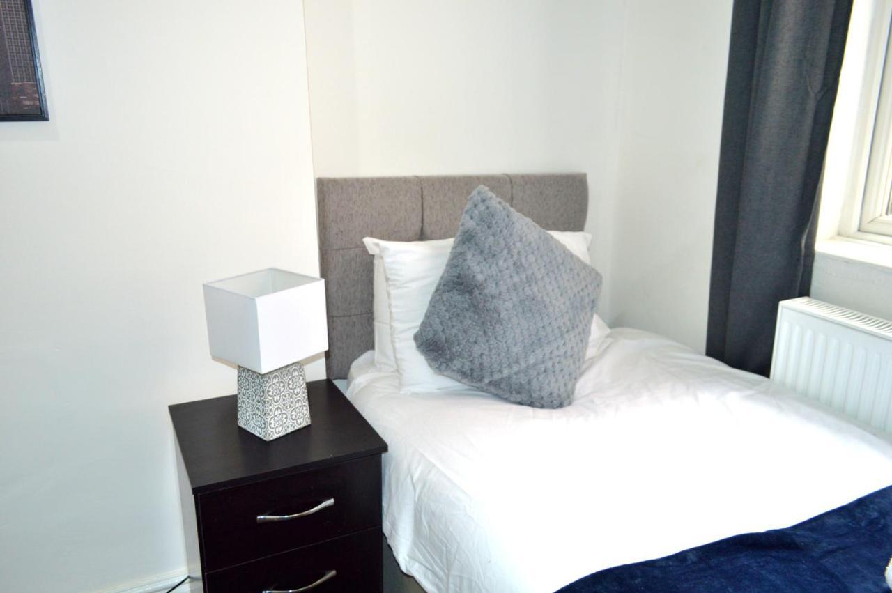 Beautiful Two-Bed Apartment With Driveway Parking Nottingham Esterno foto