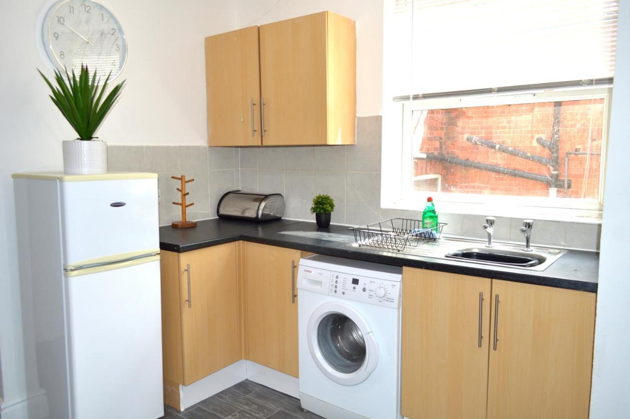 Beautiful Two-Bed Apartment With Driveway Parking Nottingham Esterno foto