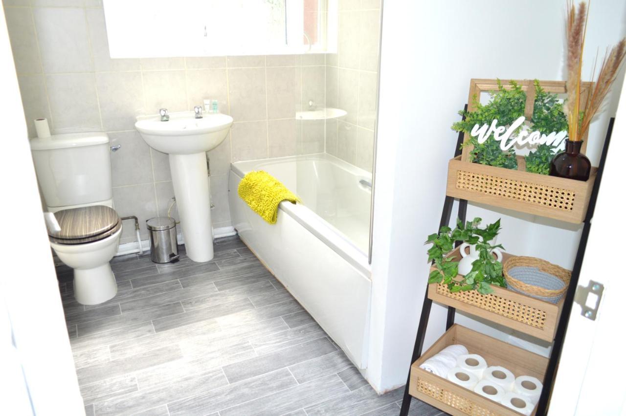 Beautiful Two-Bed Apartment With Driveway Parking Nottingham Esterno foto
