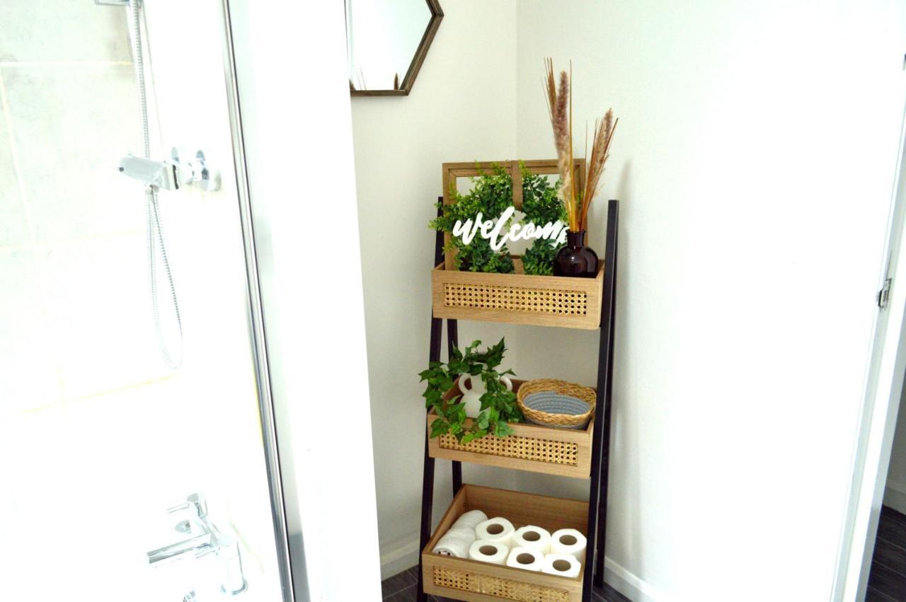 Beautiful Two-Bed Apartment With Driveway Parking Nottingham Esterno foto
