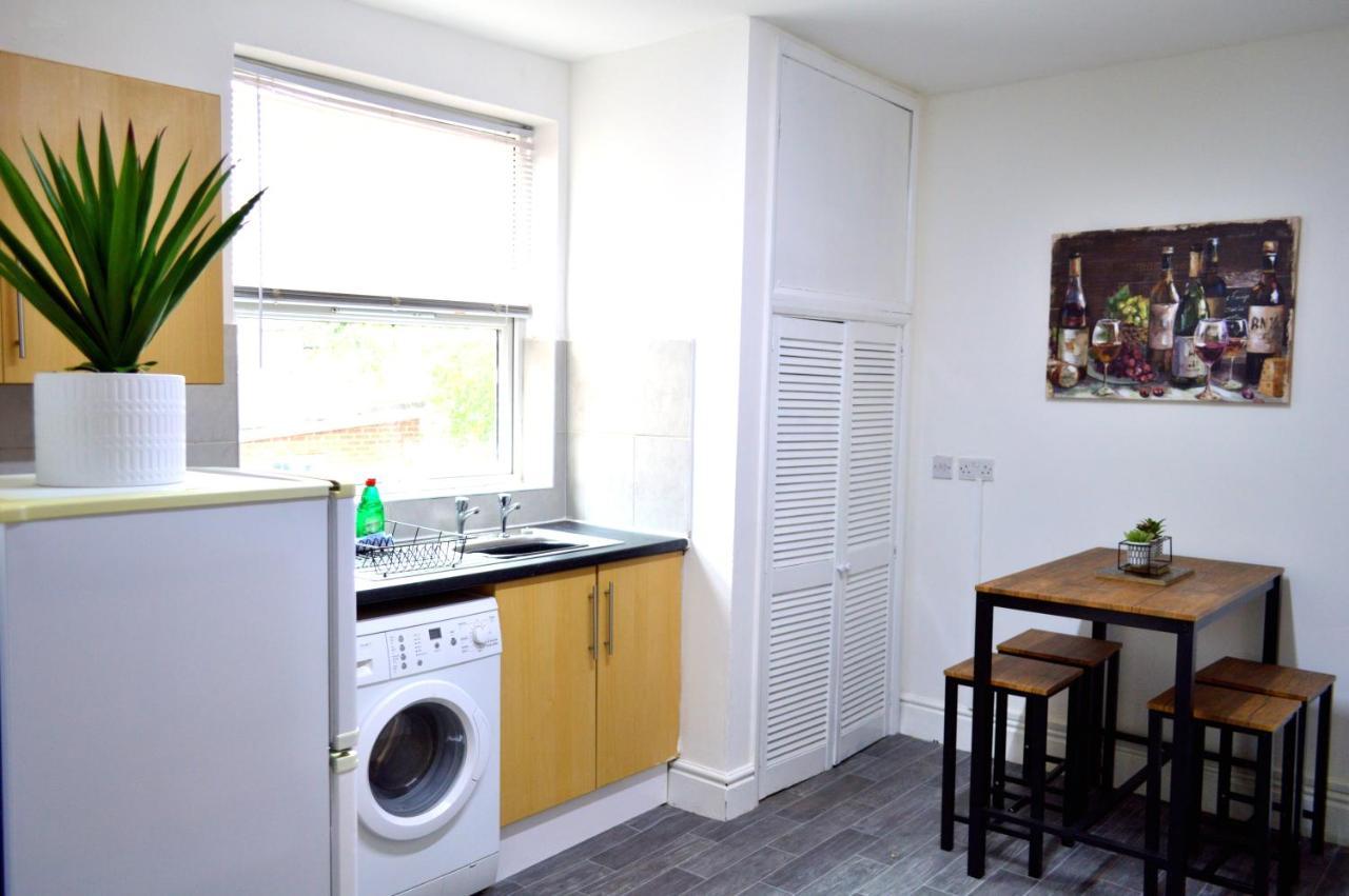 Beautiful Two-Bed Apartment With Driveway Parking Nottingham Esterno foto