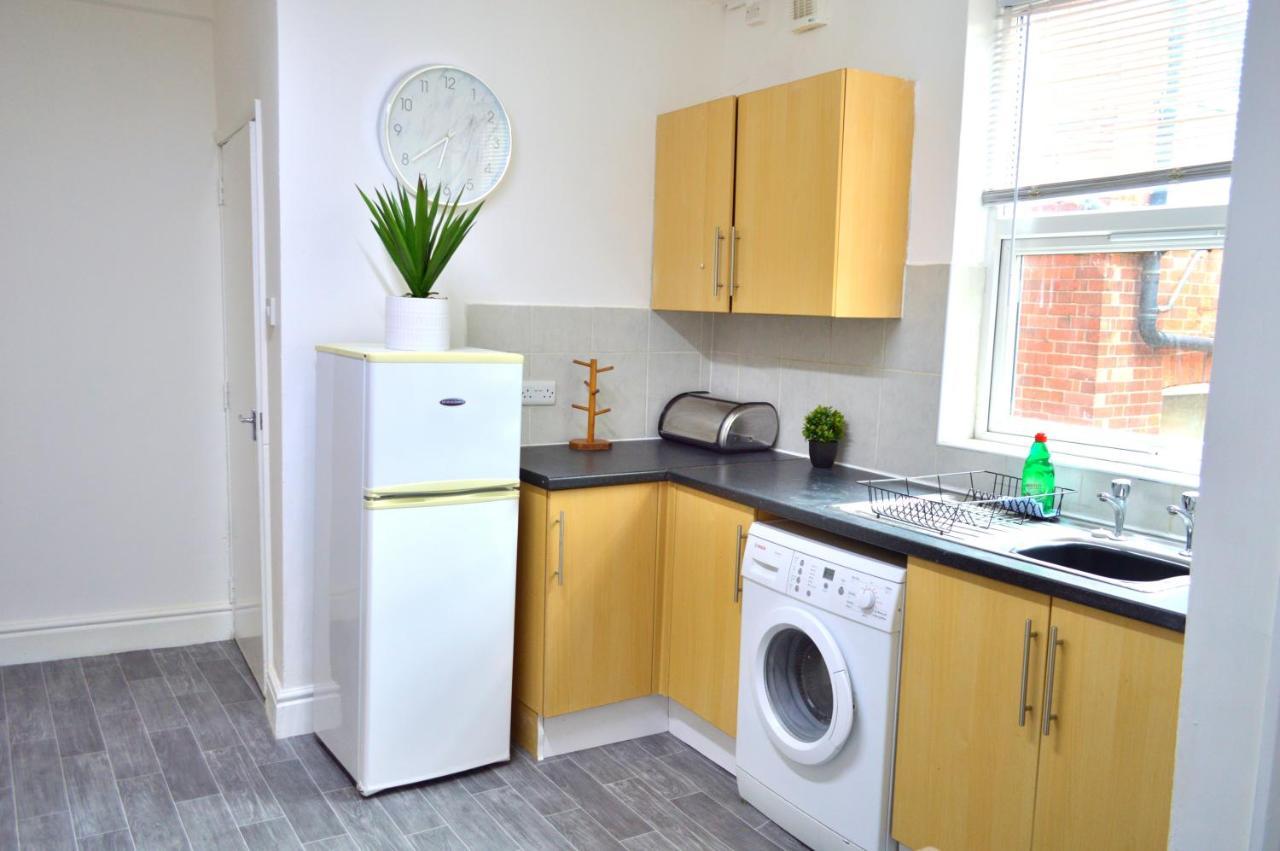Beautiful Two-Bed Apartment With Driveway Parking Nottingham Esterno foto