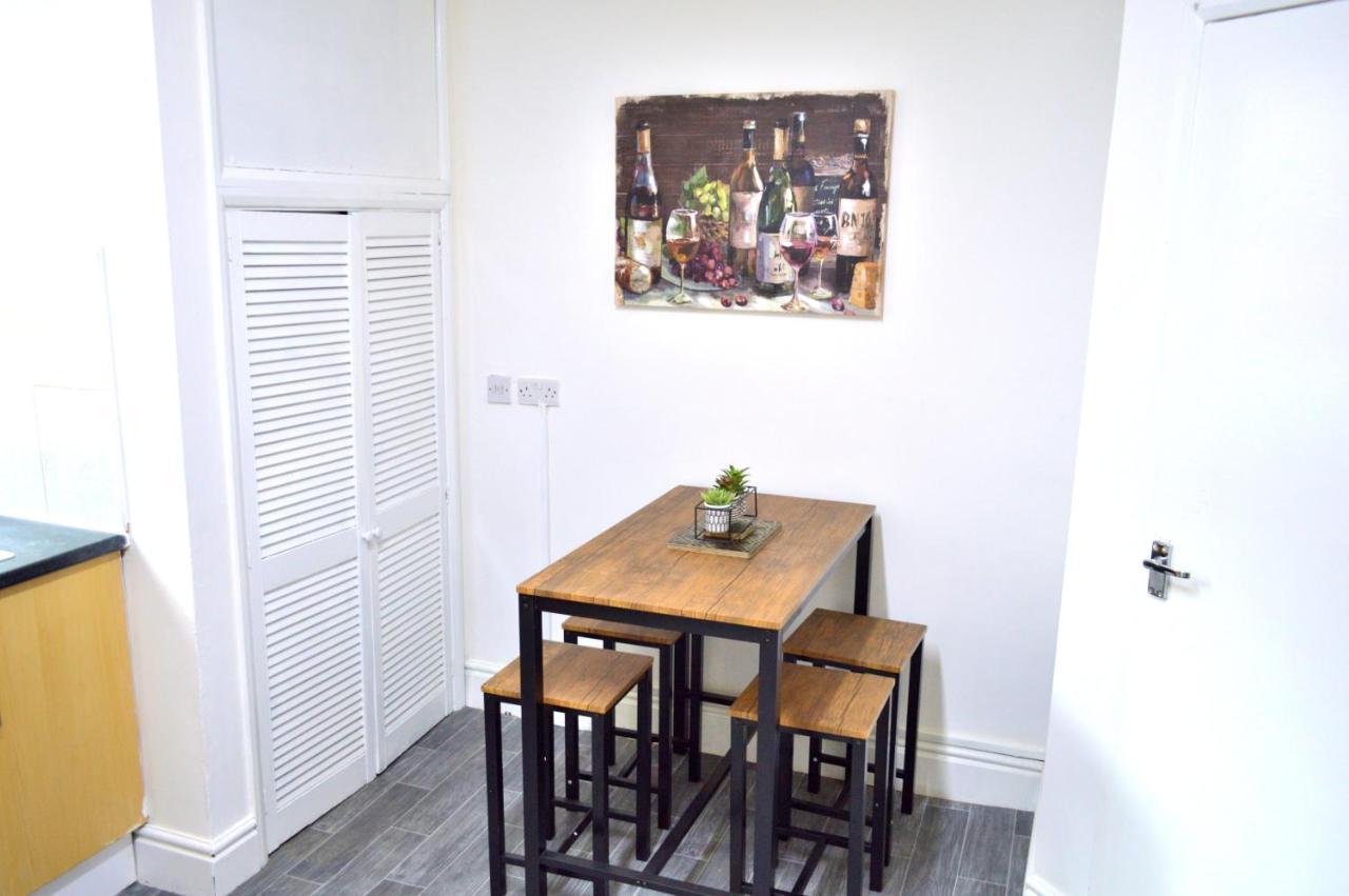 Beautiful Two-Bed Apartment With Driveway Parking Nottingham Esterno foto