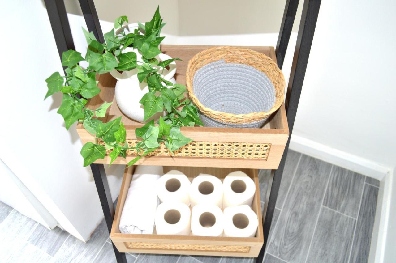 Beautiful Two-Bed Apartment With Driveway Parking Nottingham Esterno foto
