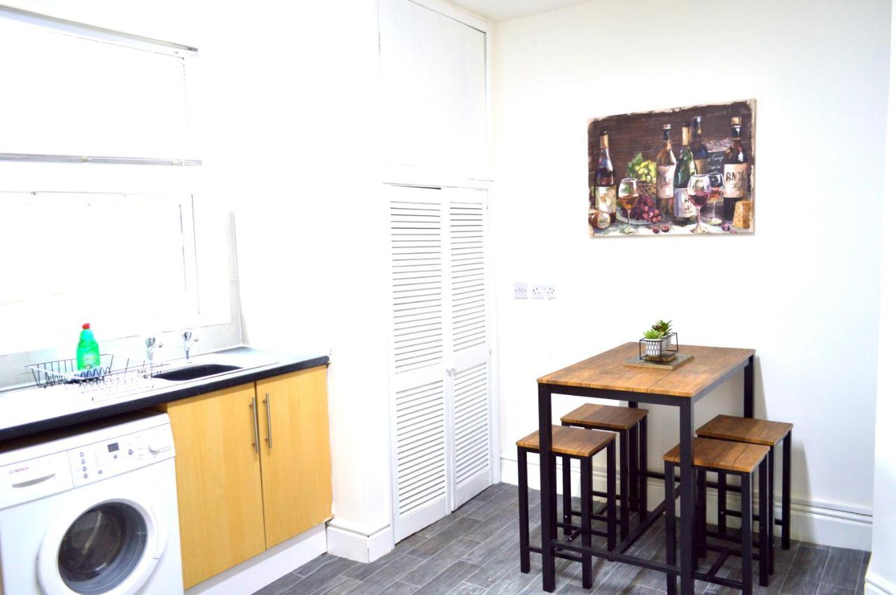 Beautiful Two-Bed Apartment With Driveway Parking Nottingham Esterno foto