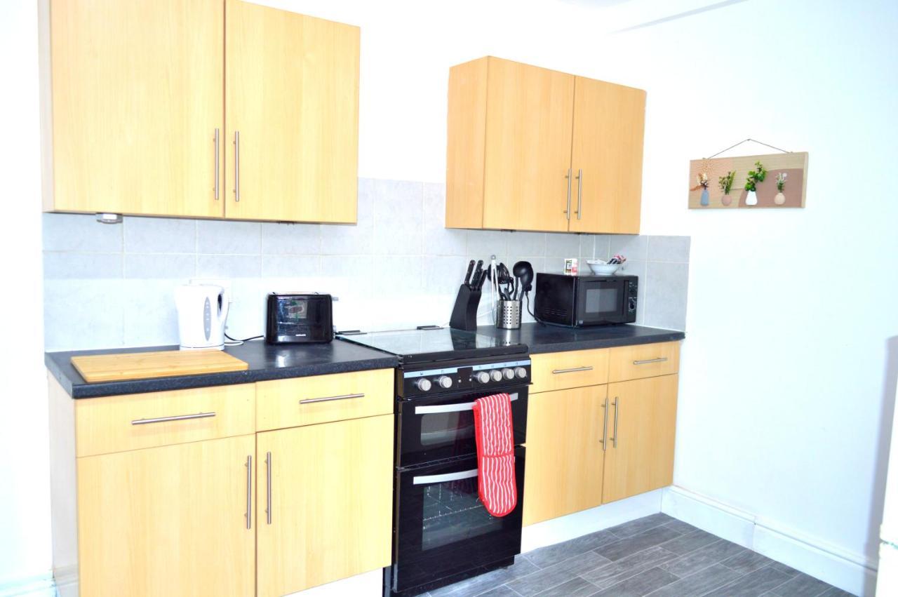 Beautiful Two-Bed Apartment With Driveway Parking Nottingham Esterno foto
