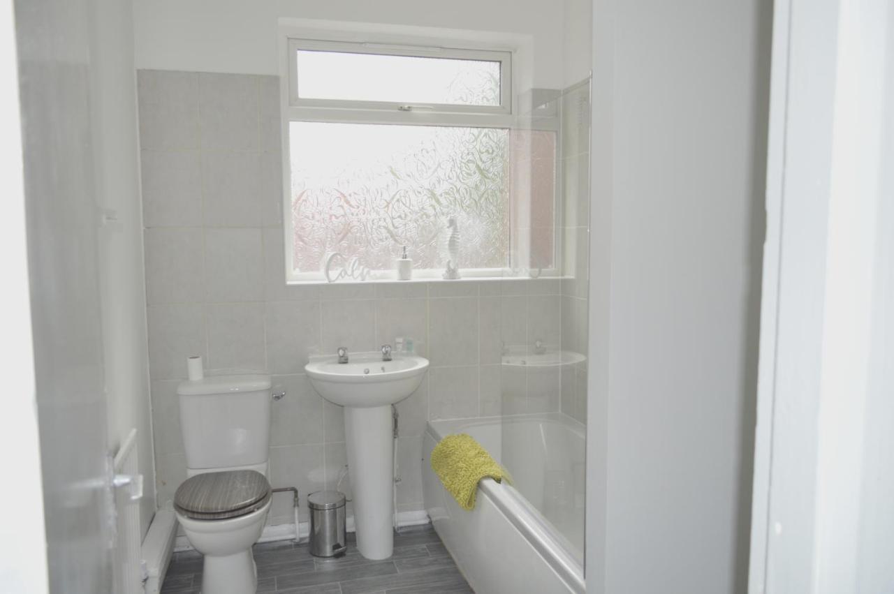 Beautiful Two-Bed Apartment With Driveway Parking Nottingham Esterno foto
